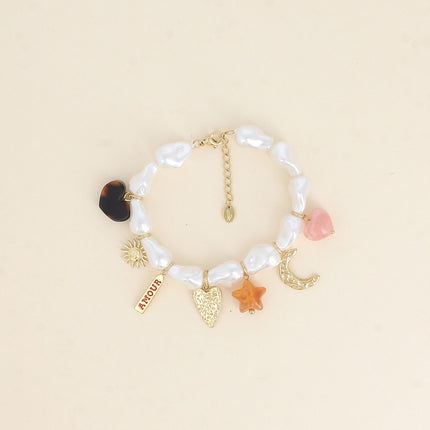 Bracelet Solia - perles en résine blanche, coeurs, soleil, plaquette AMOUR en émail, étoile et lune
