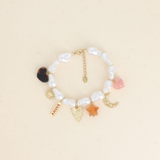 Bracelet Solia - perles en résine blanche, coeurs, soleil, plaquette AMOUR en émail, étoile et lune