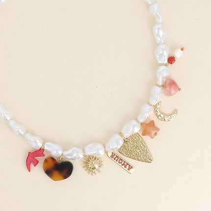Collier Solia - perles en résine blanche, coeurs, soleil, plaquette AMOUR en émail, étoile et lune