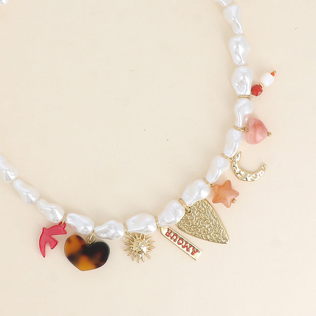 Collier Solia - perles en résine blanche, coeurs, soleil, plaquette AMOUR en émail, étoile et lune