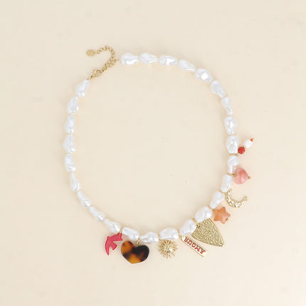 Collier Solia - perles en résine blanche, coeurs, soleil, plaquette AMOUR en émail, étoile et lune