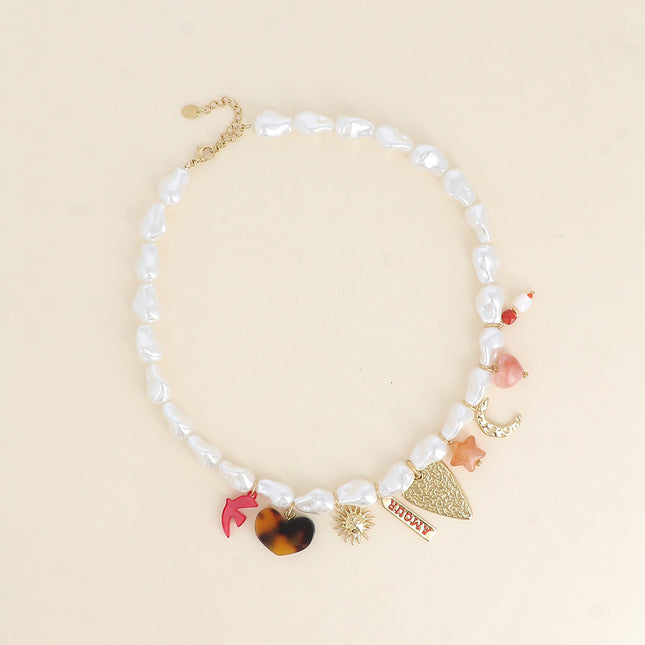 Collier Solia - perles en résine blanche, coeurs, soleil, plaquette AMOUR en émail, étoile et lune