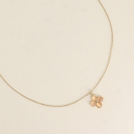 Collier - trèfle en pierre oeil de chat / perle de résine