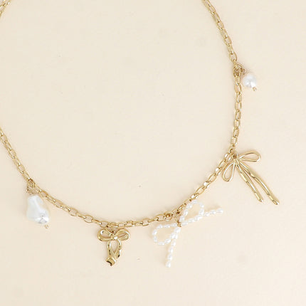 Collier - noeuds papillons avec des pièces en résine blanche