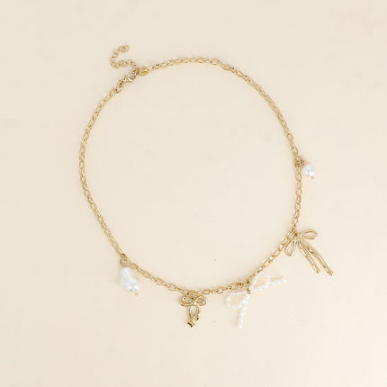 Collier - noeuds papillons avec des pièces en résine blanche