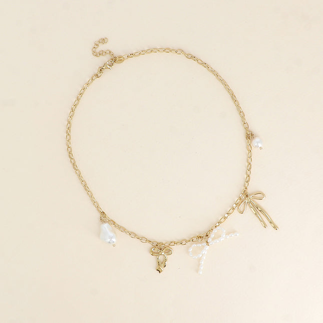Collier - noeuds papillons avec des pièces en résine blanche
