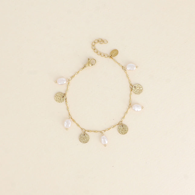 Bracelet - pampilles martelées et perles de résine blanche