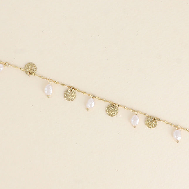 Bracelet - pampilles martelées et perles de résine blanche