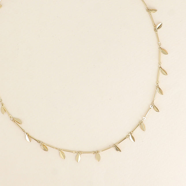Collier - maillons cylindriques et de pétales pendantes