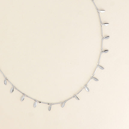 Collier - maillons cylindriques et de pétales pendantes