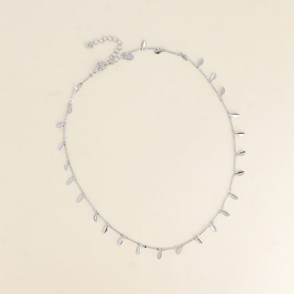 Collier - maillons cylindriques et de pétales pendantes