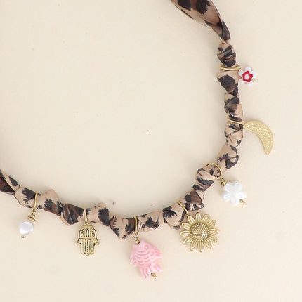 Collier en tissu - motifs uniques avec breloques (main, fleur, lune, poisson, fleurs) et céramique émaillée