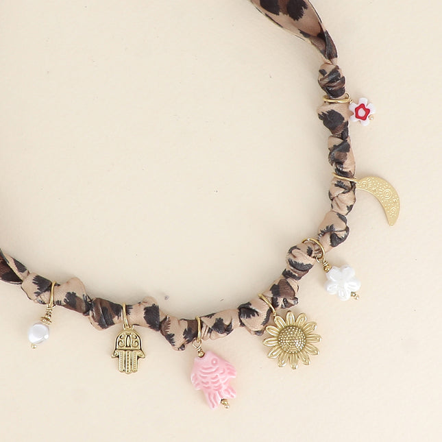 Collier en tissu - motifs uniques avec breloques (main, fleur, lune, poisson, fleurs) et céramique émaillée