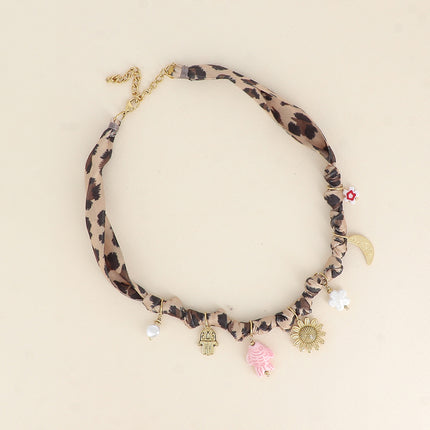 Collier en tissu - motifs uniques avec breloques (main, fleur, lune, poisson, fleurs) et céramique émaillée