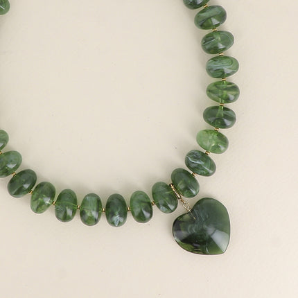 Collier sur fil Ziana - perles de résine et pendentif coeur