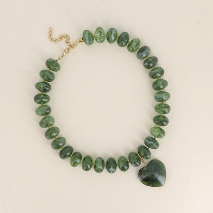 Collier sur fil Ziana - perles de résine et pendentif coeur