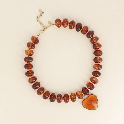 Collier sur fil Ziana - perles de résine et pendentif coeur