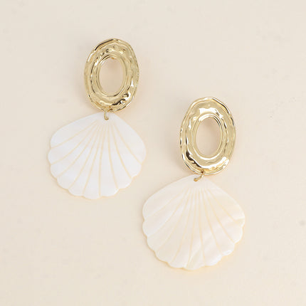Boucles pendantes - pièce ovale texturée et ajourée, et d'un coquillage nacré