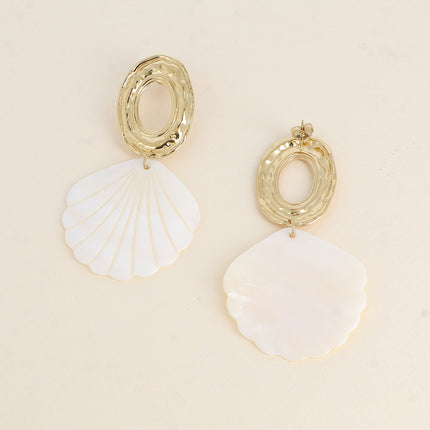 Boucles pendantes - pièce ovale texturée et ajourée, et d'un coquillage nacré