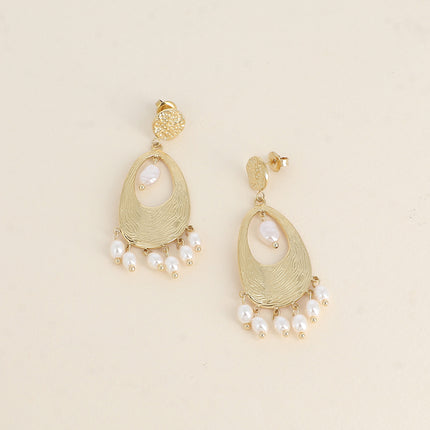 Boucles puces Kassya - rond martelé, pièce ovale texturée et perles de résine blanche