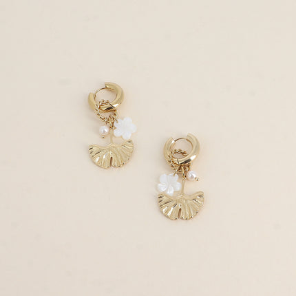 Créoles - ginko, fleur nacrée et perle de résine blanche