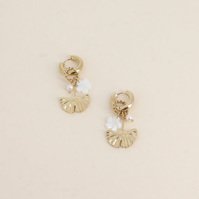 Créoles - ginko, fleur nacrée et perle de résine blanche
