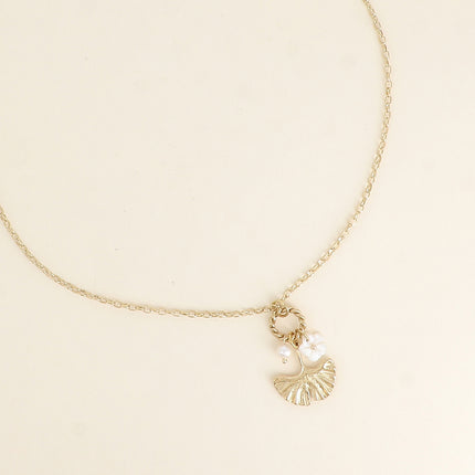 Collier - ginko, fleur nacrée et perle de résine blanche