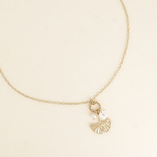 Collier - ginko, fleur nacrée et perle de résine blanche