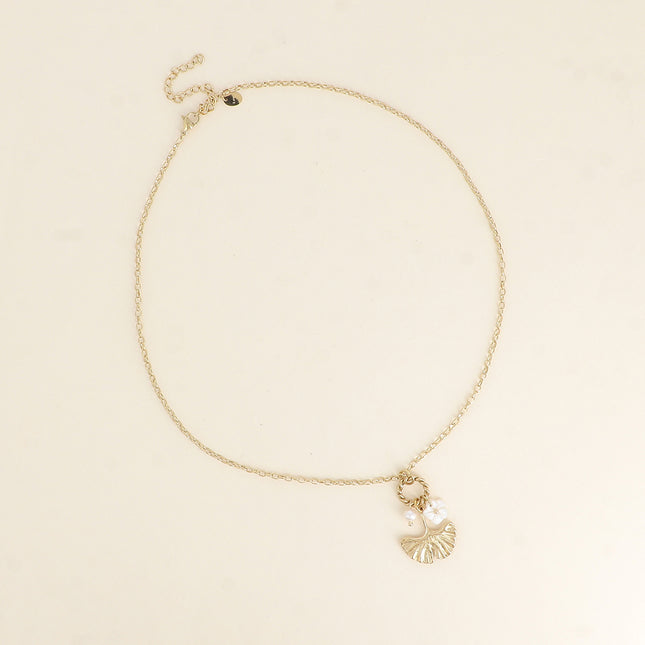 Collier - ginko, fleur nacrée et perle de résine blanche