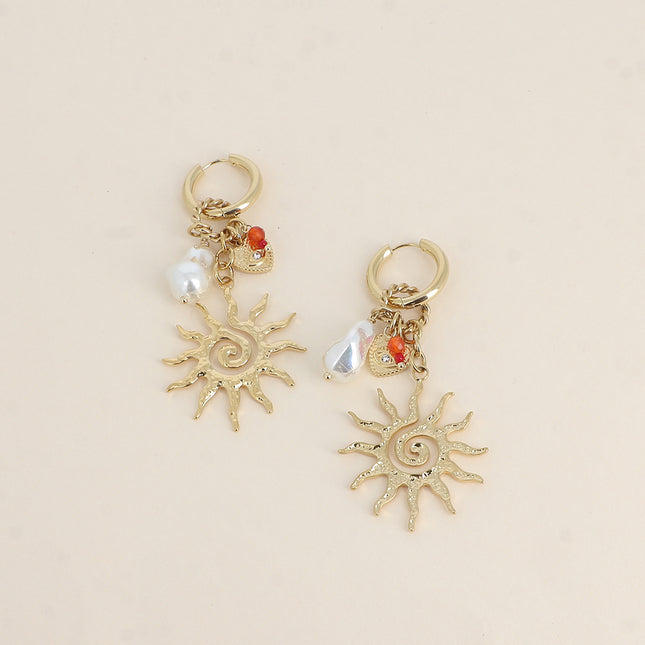 Créoles Justina - soleil, perle de résine blanche, coeur et oeil