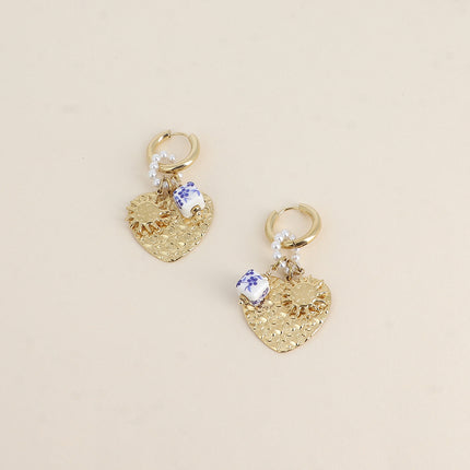 Créoles - coeur martelé, soleil, anneau de perles de résine blanche, perle cubique en céramique émaillée