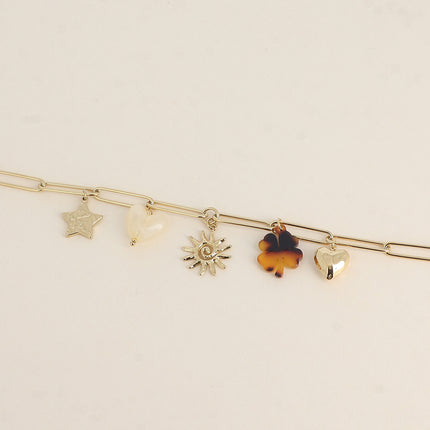 Bracelet Lionelle - étoile martelée, coeur et trèfle en résine, soleil tourbillonnant, coeur martelé