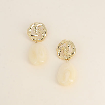 Boucles pendantes - fleur ajourée et pièce ovale en résine