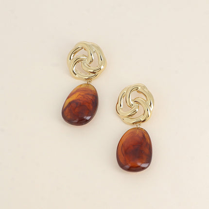 Boucles pendantes - fleur ajourée et pièce ovale en résine