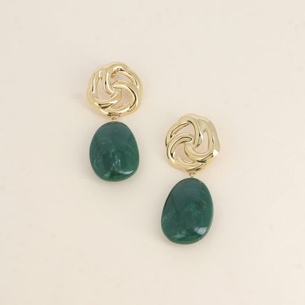 Boucles pendantes - fleur ajourée et pièce ovale en résine