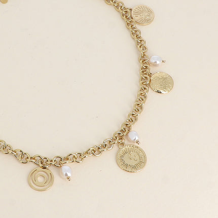 Collier Tyra - perles de résine blanche et pampilles rondes aux motifs de ciel étoilé, soleil et lune