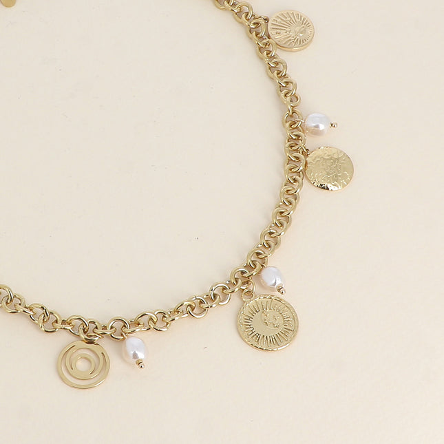 Collier Tyra - perles de résine blanche et pampilles rondes aux motifs de ciel étoilé, soleil et lune