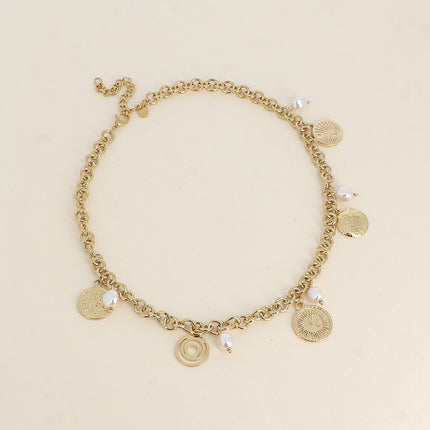 Collier Tyra - perles de résine blanche et pampilles rondes aux motifs de ciel étoilé, soleil et lune