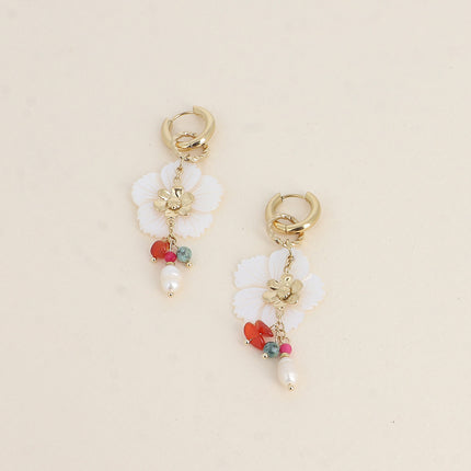 Créoles - anneau de perles en résine blanche, fleur nacrée et fleurs