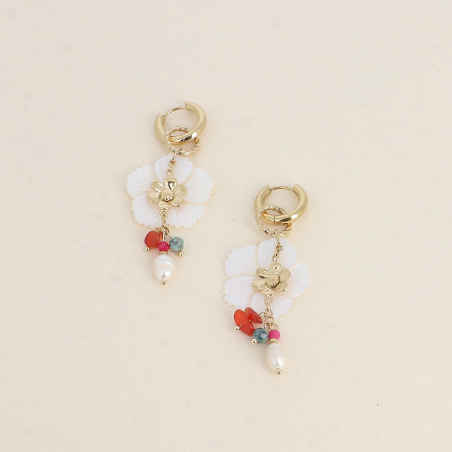 Créoles - anneau de perles en résine blanche, fleur nacrée et fleurs