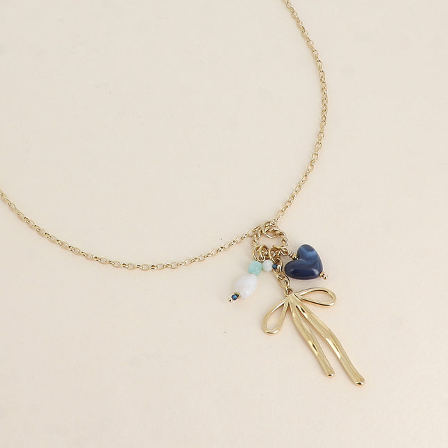 Collier - anneau torsadé, noeud papillon, coeur et pierres naturelles