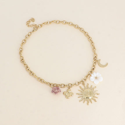 Collier - fleur en résine, fleur nacrée, soleil, lune et trèfle