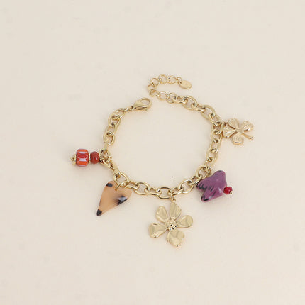 Bracelet - perles et oiseau en céramique, trèfle, coeur en résine et fleur