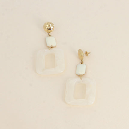 Boucles pendantes Lya - pièce ronde texturée, rectangle en émail et pièce ajourée en acétate