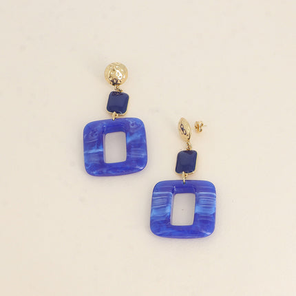 Boucles pendantes Lya - pièce ronde texturée, rectangle en émail et pièce ajourée en acétate