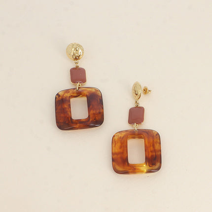 Boucles pendantes Lya - pièce ronde texturée, rectangle en émail et pièce ajourée en acétate