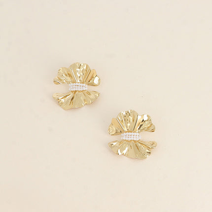 Boucles puces - motif floral et perles de résine blanche