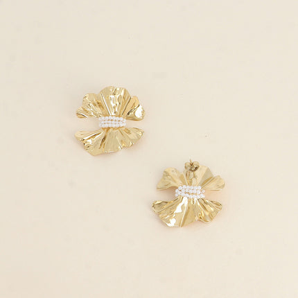 Boucles puces - motif floral et perles de résine blanche