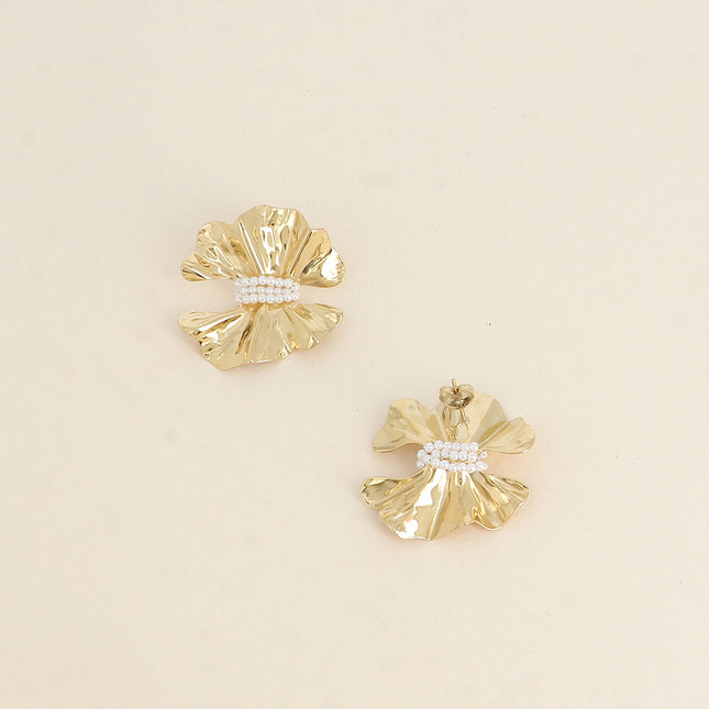 Boucles puces - motif floral et perles de résine blanche
