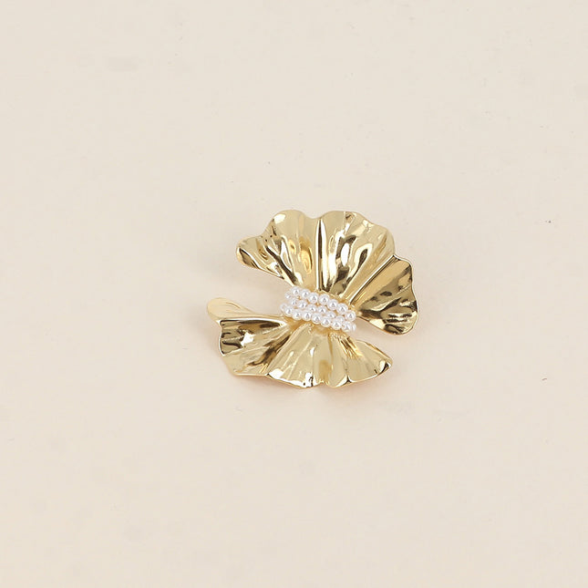 Pin's Auriane - motif floral et perles de résine blanche